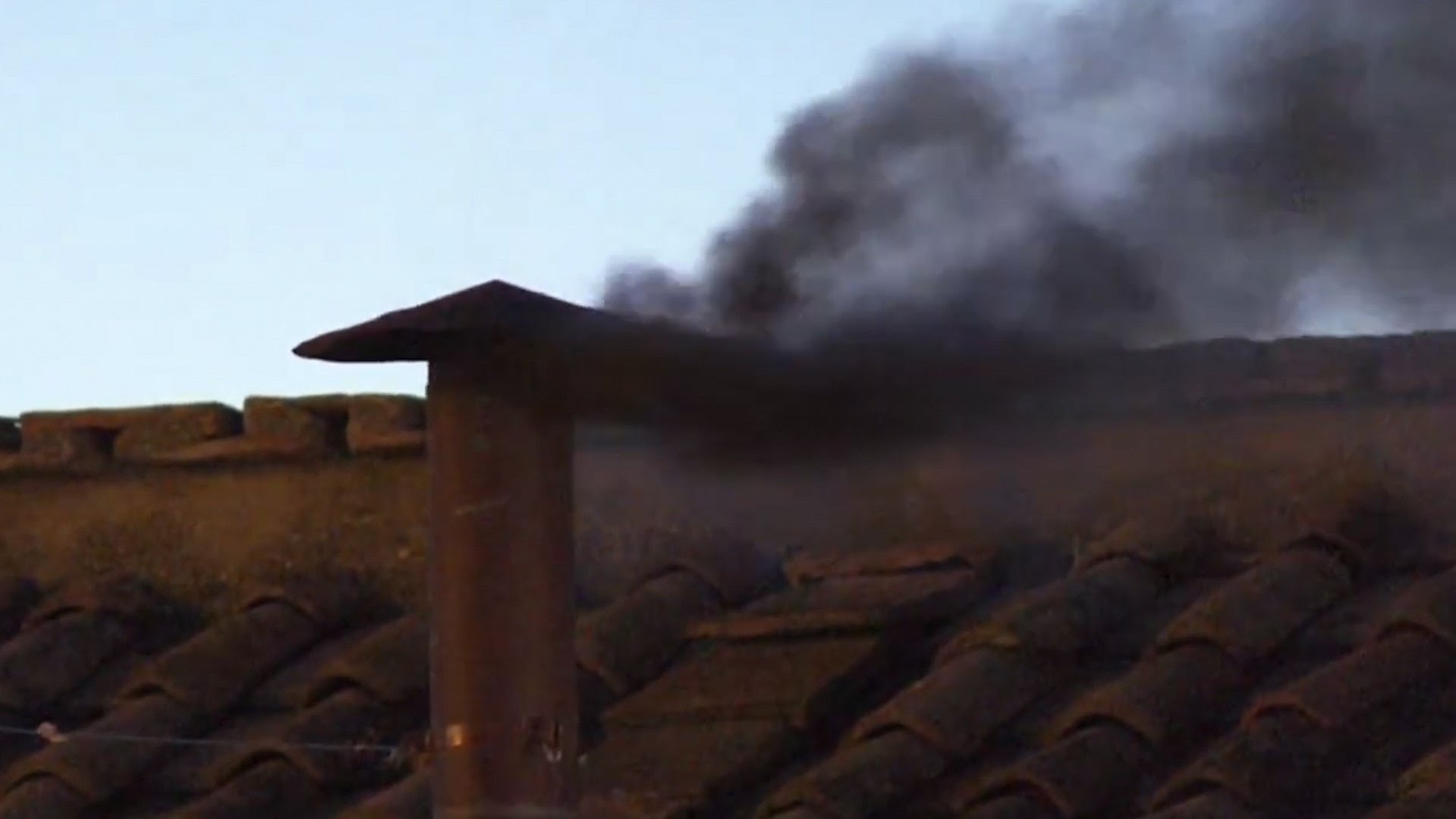 ¡Humo negro en el Vaticano! La elección del nuevo Papa tendrá que esperar