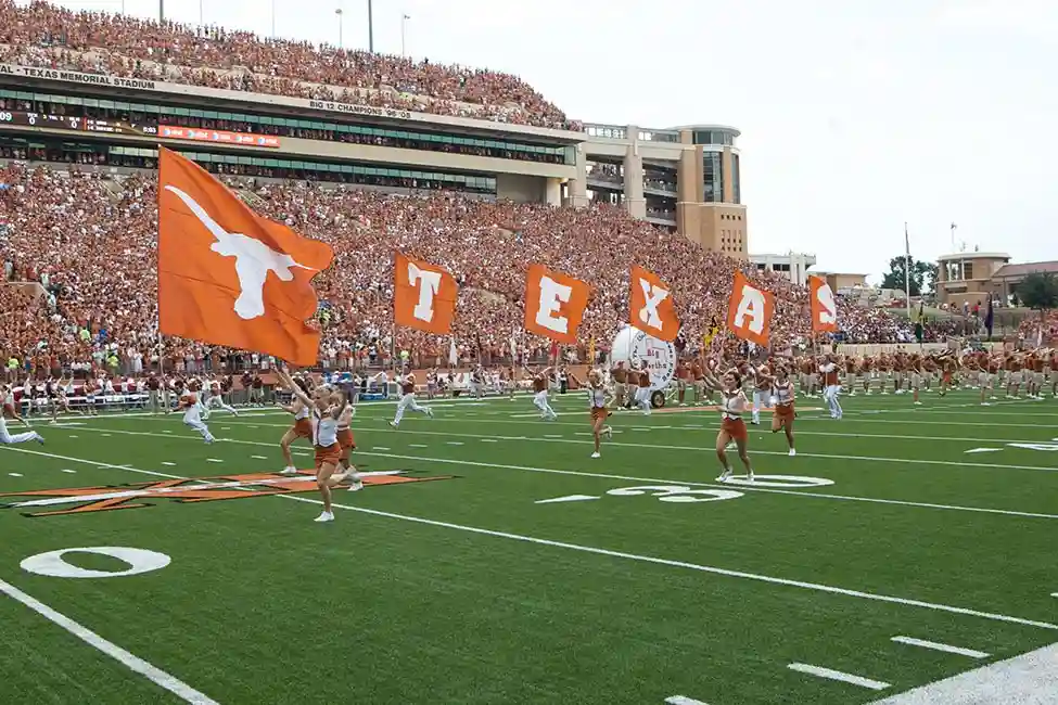 Texas ordena a sus universidades públicas identificar a estudiantes indocumentados