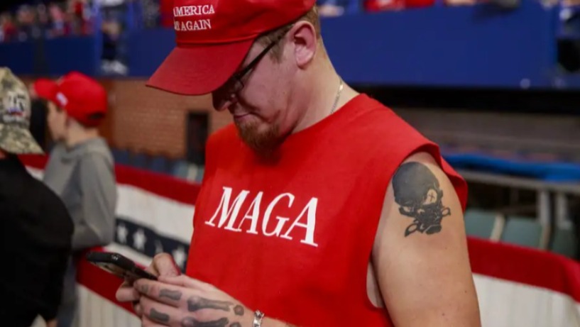 Trump lanza su propio teléfono móvil dorado y “conservador”