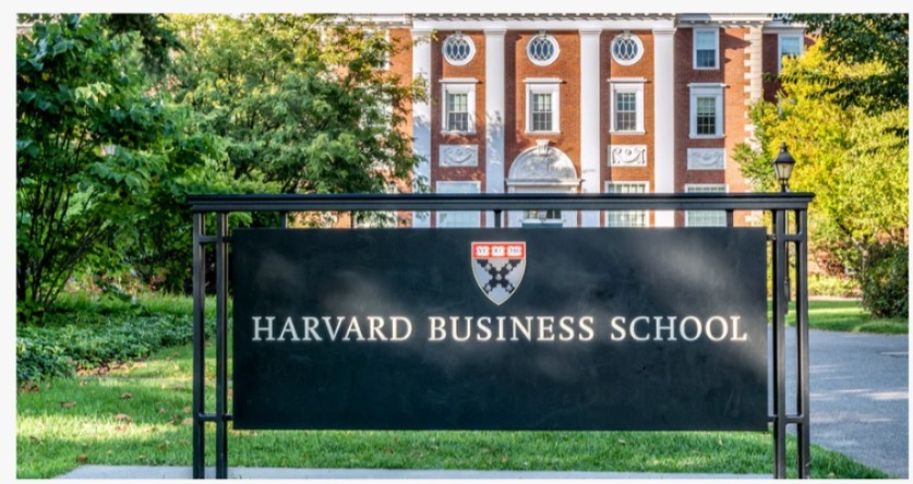 Jueza bloquea indefinidamente veto de Trump a estudiantes extranjeros en Harvard