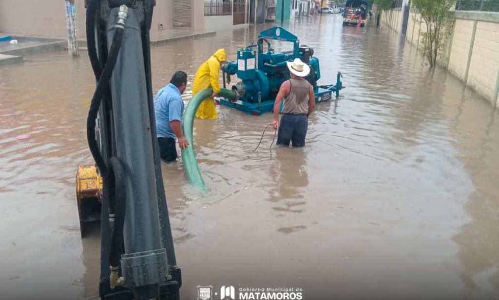Matamoros avanza en el desagüe de colonias afectadas por lluvias