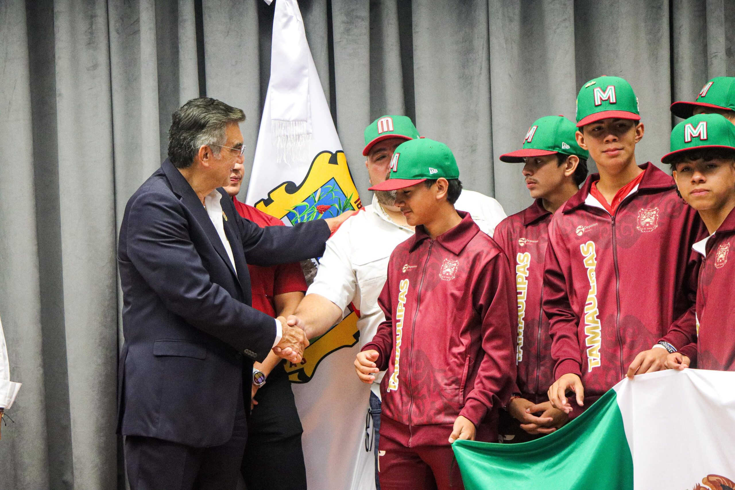 Abanderó gobernador Américo Villarreal a beisbolistas tamaulipecos
