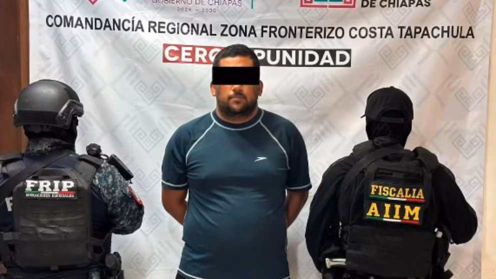 Arrestan a maestro en Tapachula, Chiapas, denunciado por alumna durante clausura de cursos; lo acusan de hostigamiento y acoso sexual