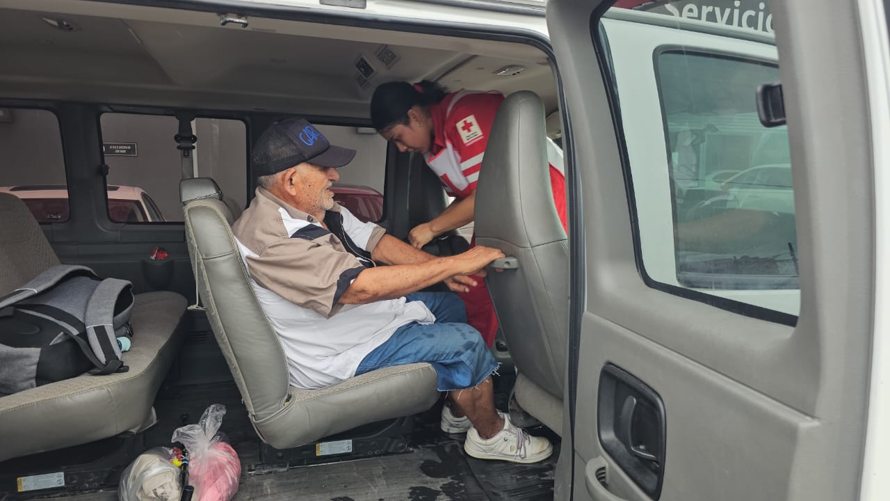 Rescata Cruz Roja a adulto mayor de su casa inundada