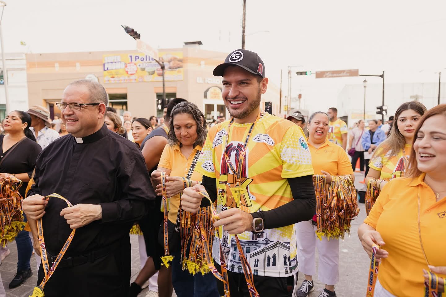 Beto Granados premia a ganadores de la carrera 5K y 1K en las Fiestas Patronales