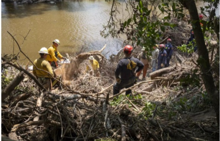 El número de desaparecidos por las inundaciones en Texas se reduce de cien personas a tres