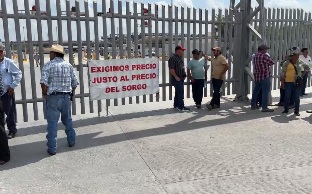 Productores Bloquean Puente Reynosa-Pharr Exigiendo Precios Justos para Sorgo y Maíz