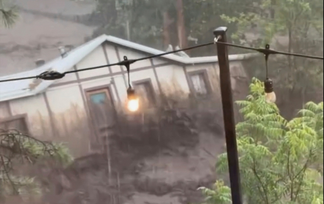 Devastadoras inundaciones en Ruidoso, Nuevo México: Mueren tres personas y una casa queda a la deriva.