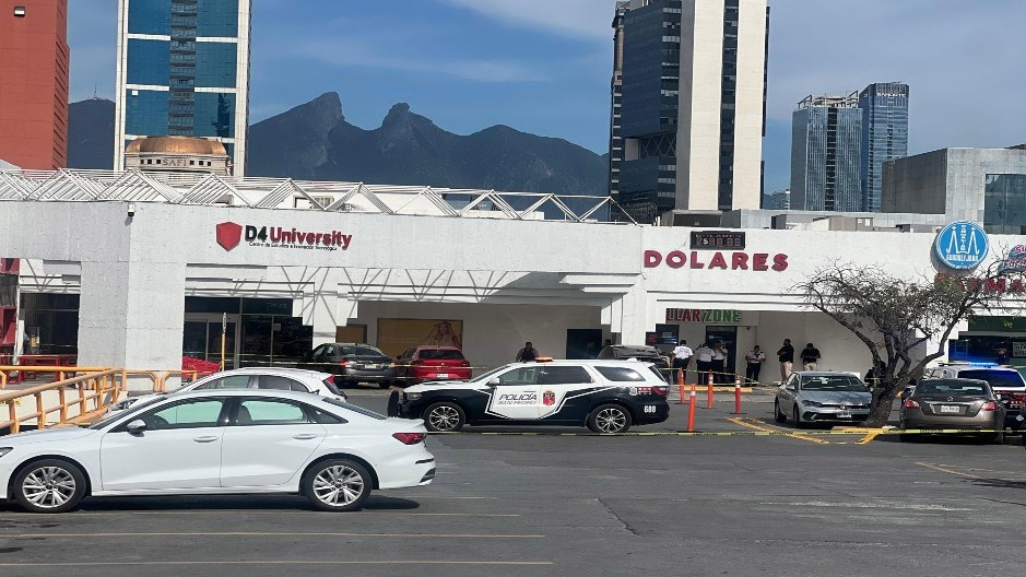 Menor de 16 años resulta herido por bala perdida en robo en Plaza Fiesta San Agustín