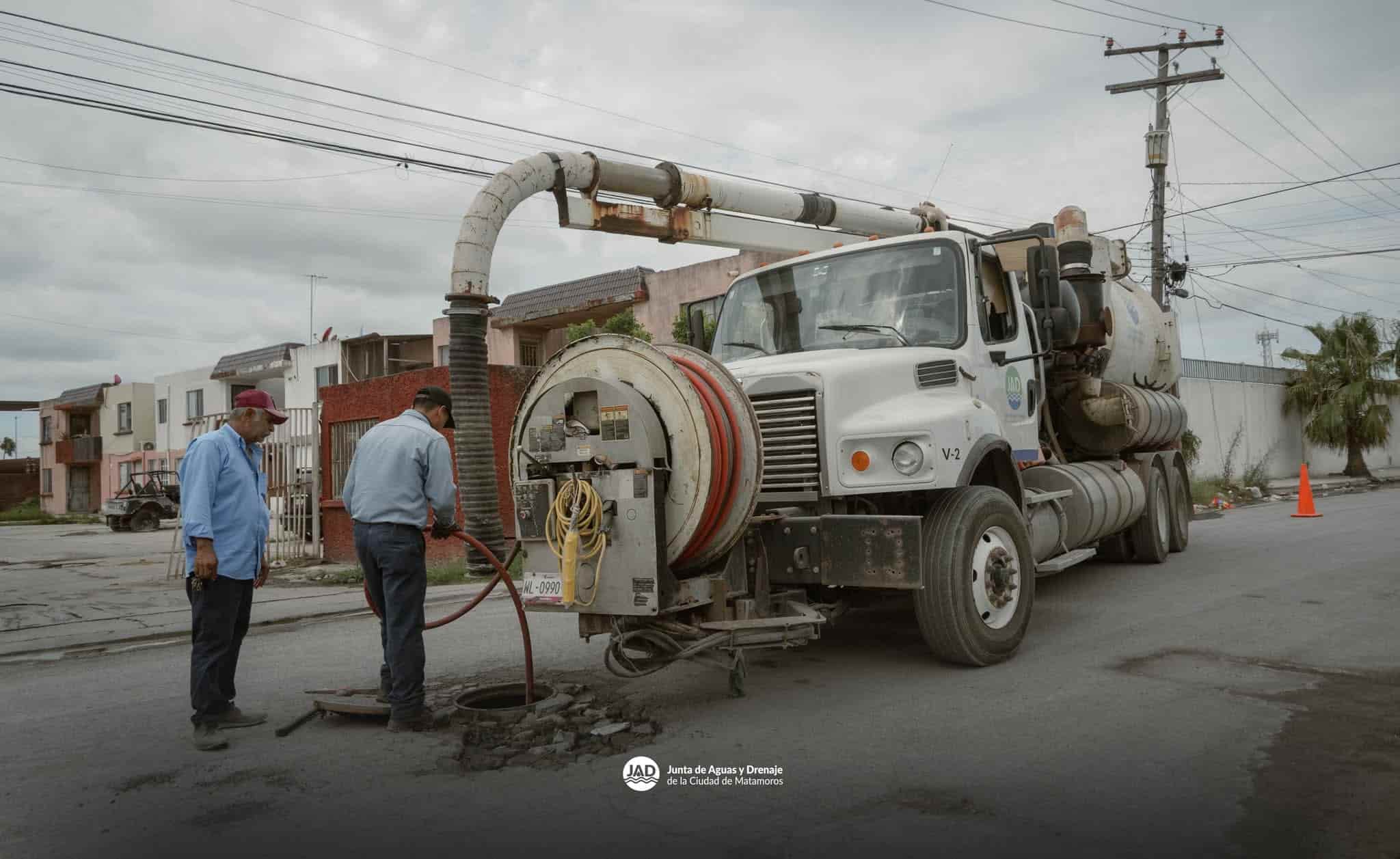 Gobierno de Beto Granados realiza trabajo de limpieza con camión vactor en la Calle Solernau