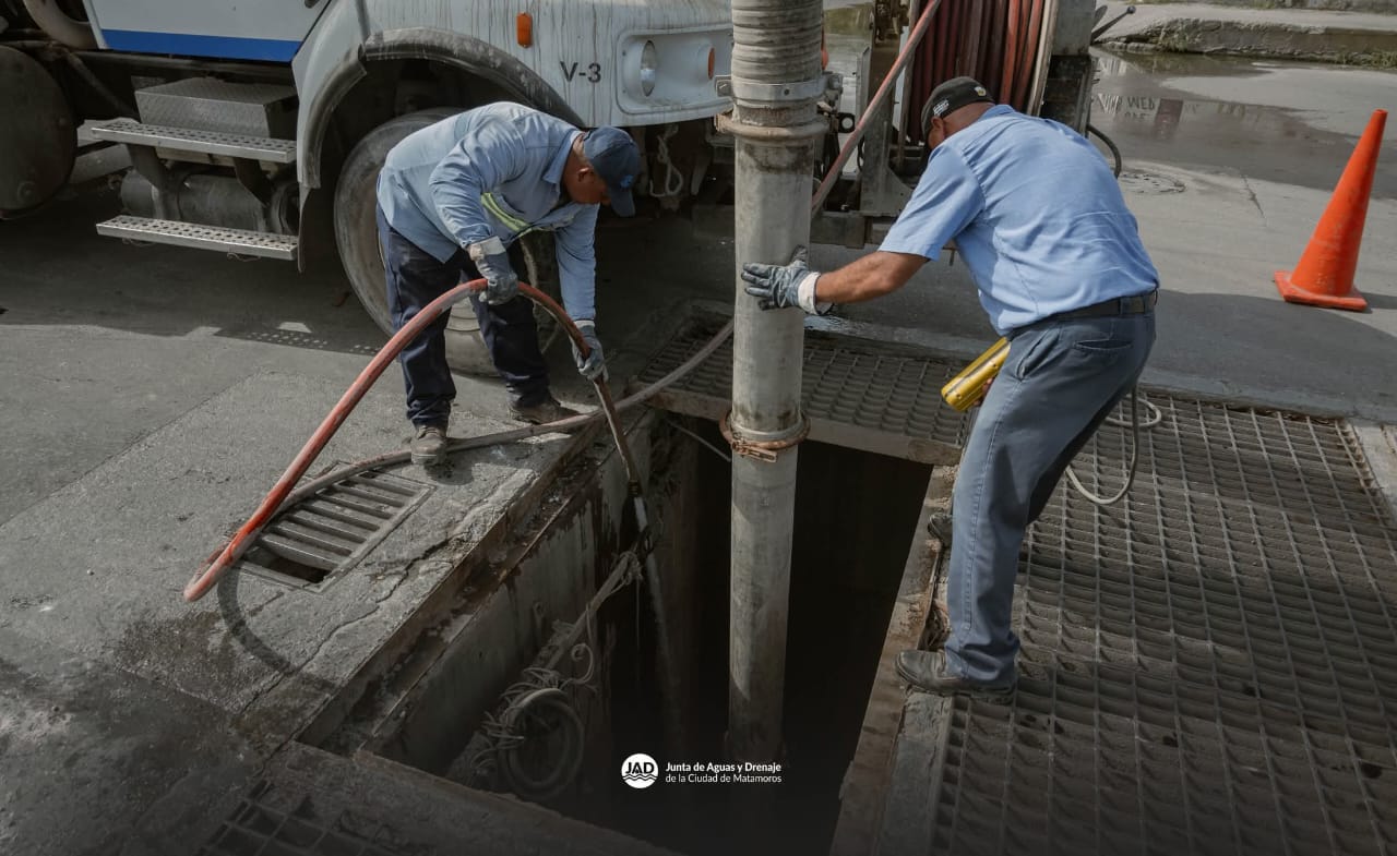 Gobierno de Matamoros realiza limpieza de cárcamo pluvial en Avenida del Trabajo