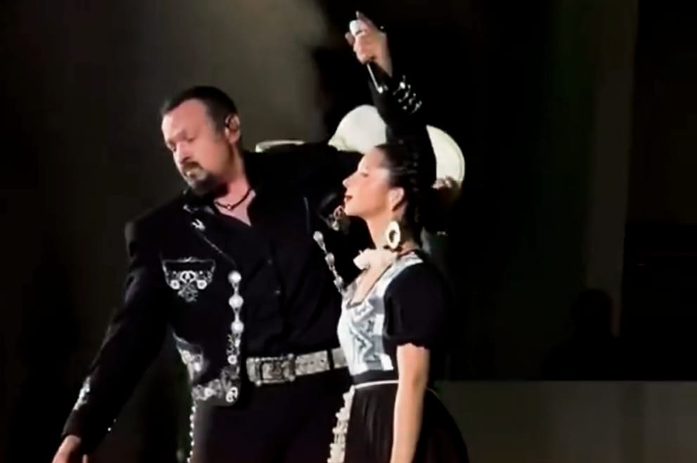 Ángela Aguilar y Pepe Aguilar causan polémica al hablar sobre migrantes durante presentaciones en Los Angeles