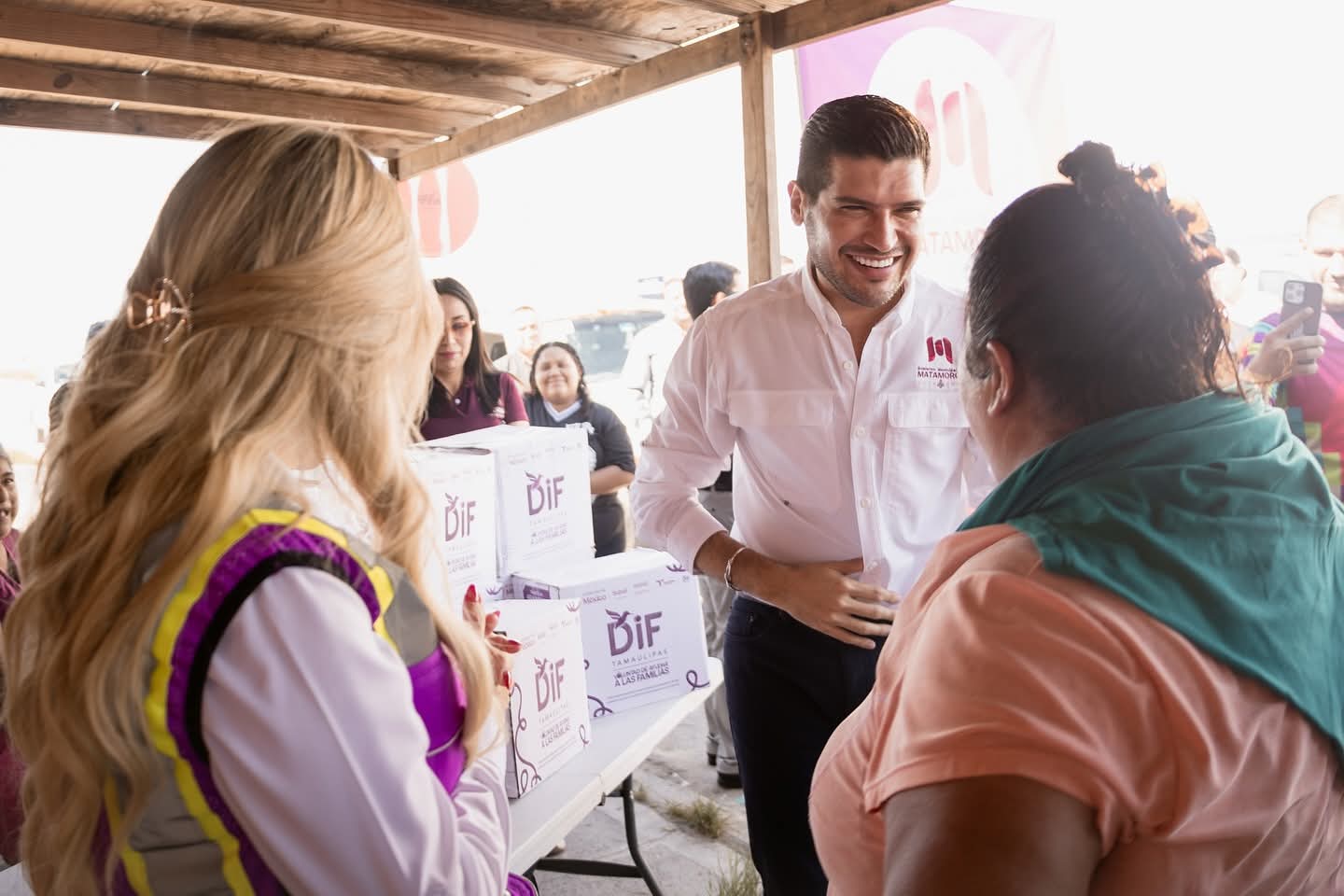 Entregan Gobierno de Matamoros y DIF municipal despensas y útiles escolares en la Playa Bagdad