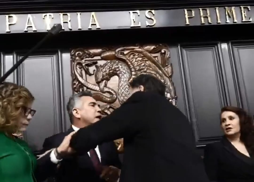 Sesión termina a golpes: “Alito” Moreno y  Gerardo Noroña se ponen agresivos