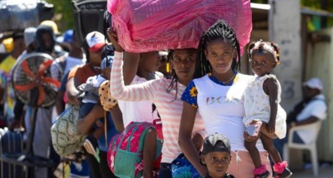 Líder de banda en Haití permite el regreso de desplazados, pero sus hogares están destruidos