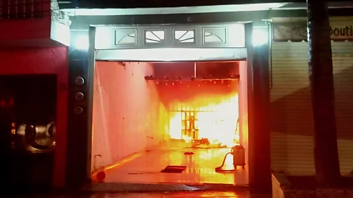 Violencia en Queréndaro: incendian casa de alcaldesa y atacan con drones la del síndico