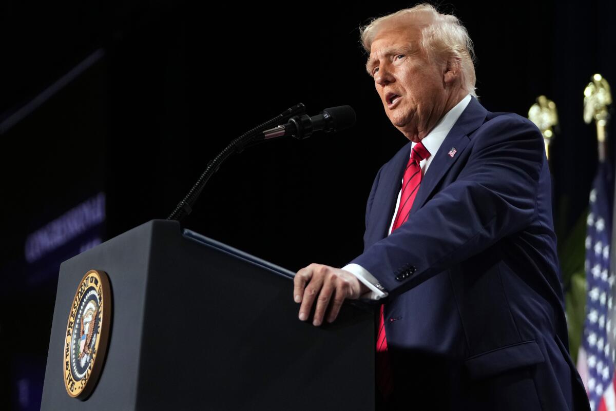 La Administración Trump despide a cientos de empleados de medios públicos