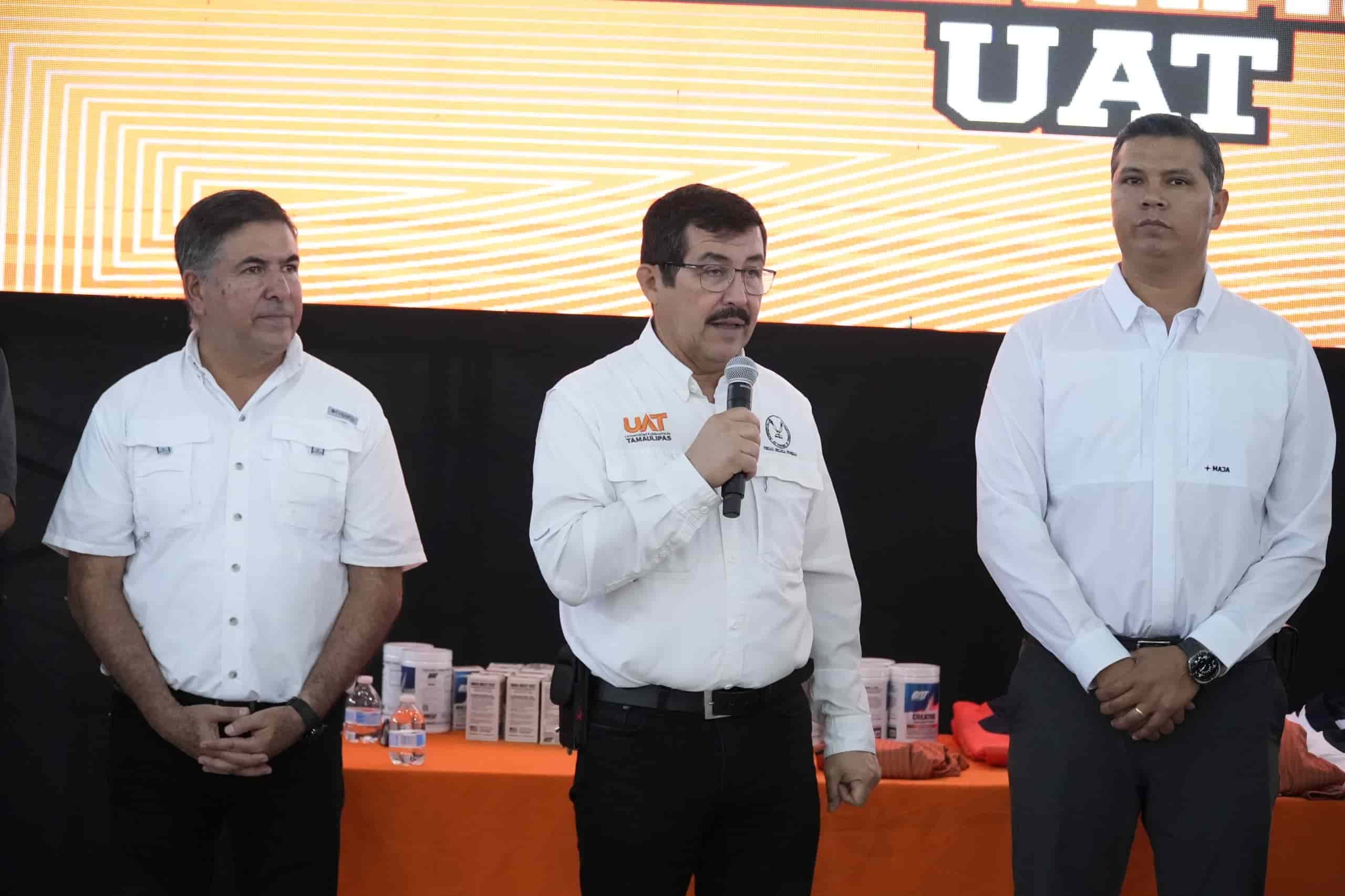 Entrega rector uniformes a Correcaminos UAT de la Liga Mayor ONEFA