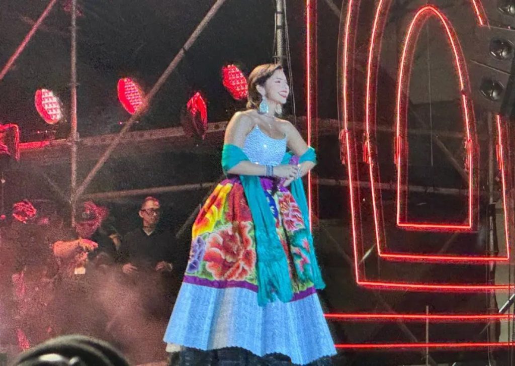 Abucheos y gritos a favor de Cazzu: así fue la presentación de Ángela Aguilar en Guadalajara