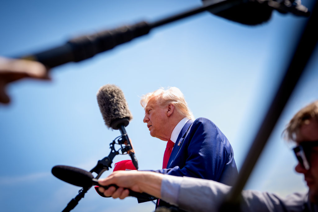 Trump Sugiere Revocar Licencias a Cadenas de Televisión que lo Critican.