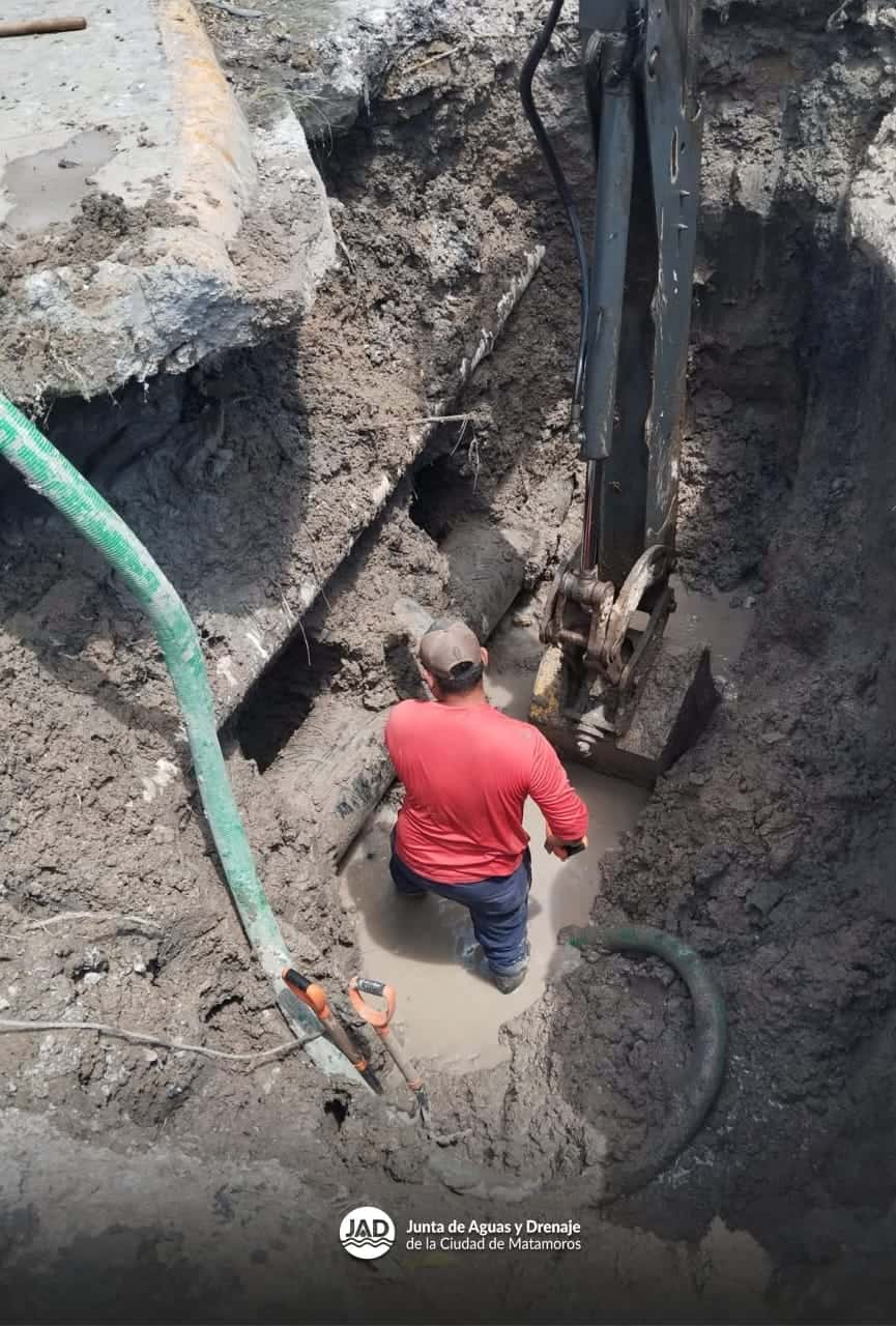 Gobierno municipal coloca abrazaderas para reparación de fuga en Avenida Constituyentes