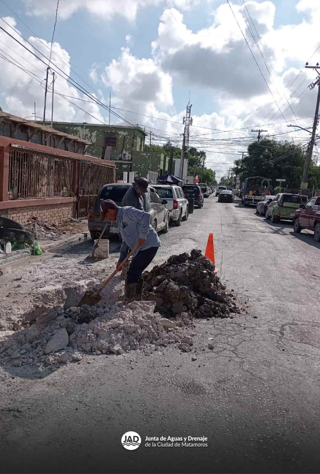 Gobierno de Matamoros atiende fuga de agua en la zona centro