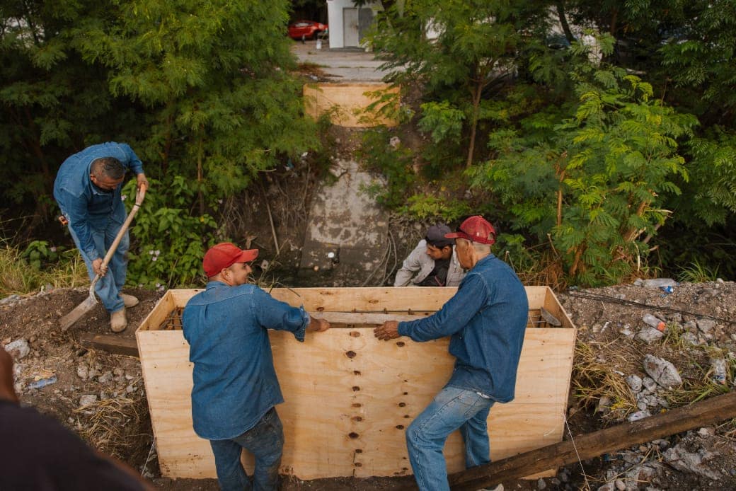 Avanza reconstrucción de puente peatonal en la Colonia Obrera: Beto Granados