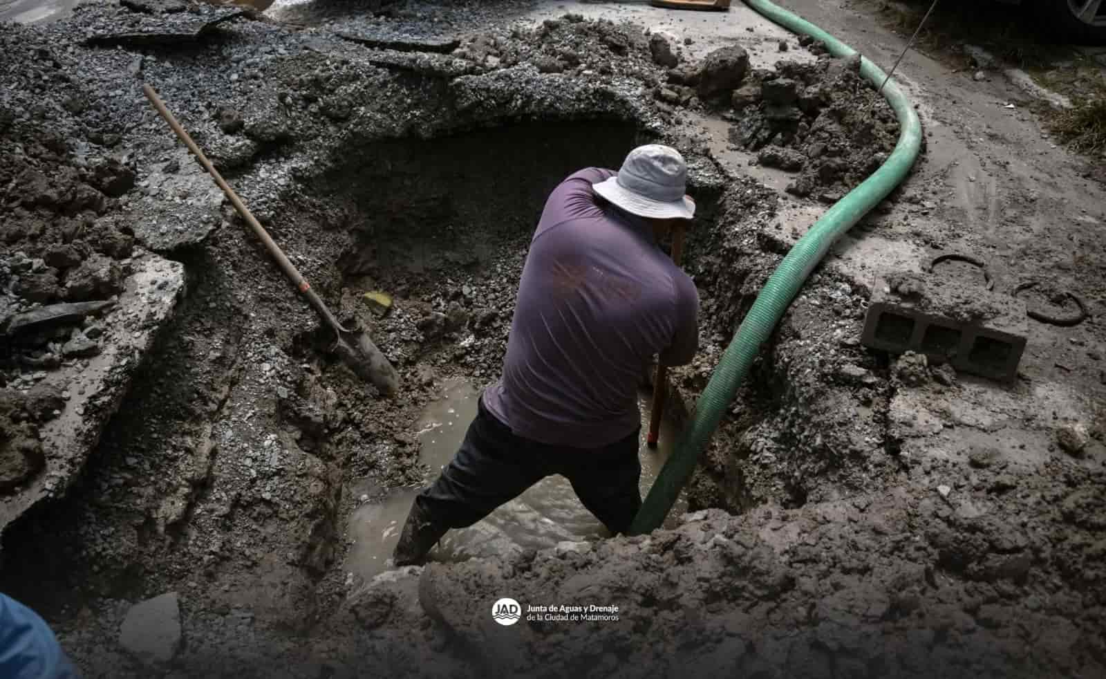 Repara gobierno municipal fuga de agua potable en fraccionamiento Puerto Rico