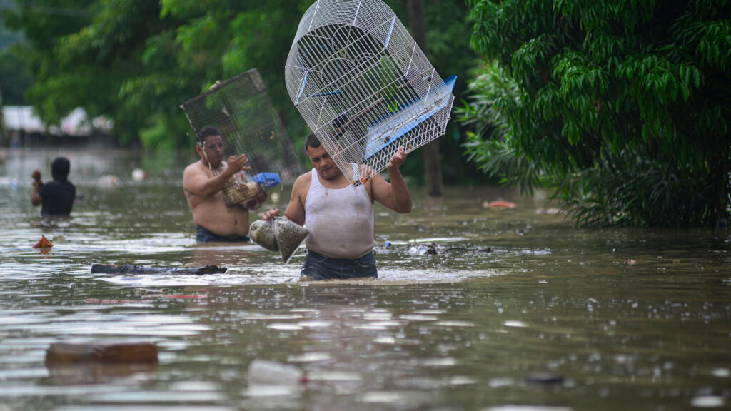 Lluvias en México dejan 31 muertos y severas inundaciones en el centro y Golfo.