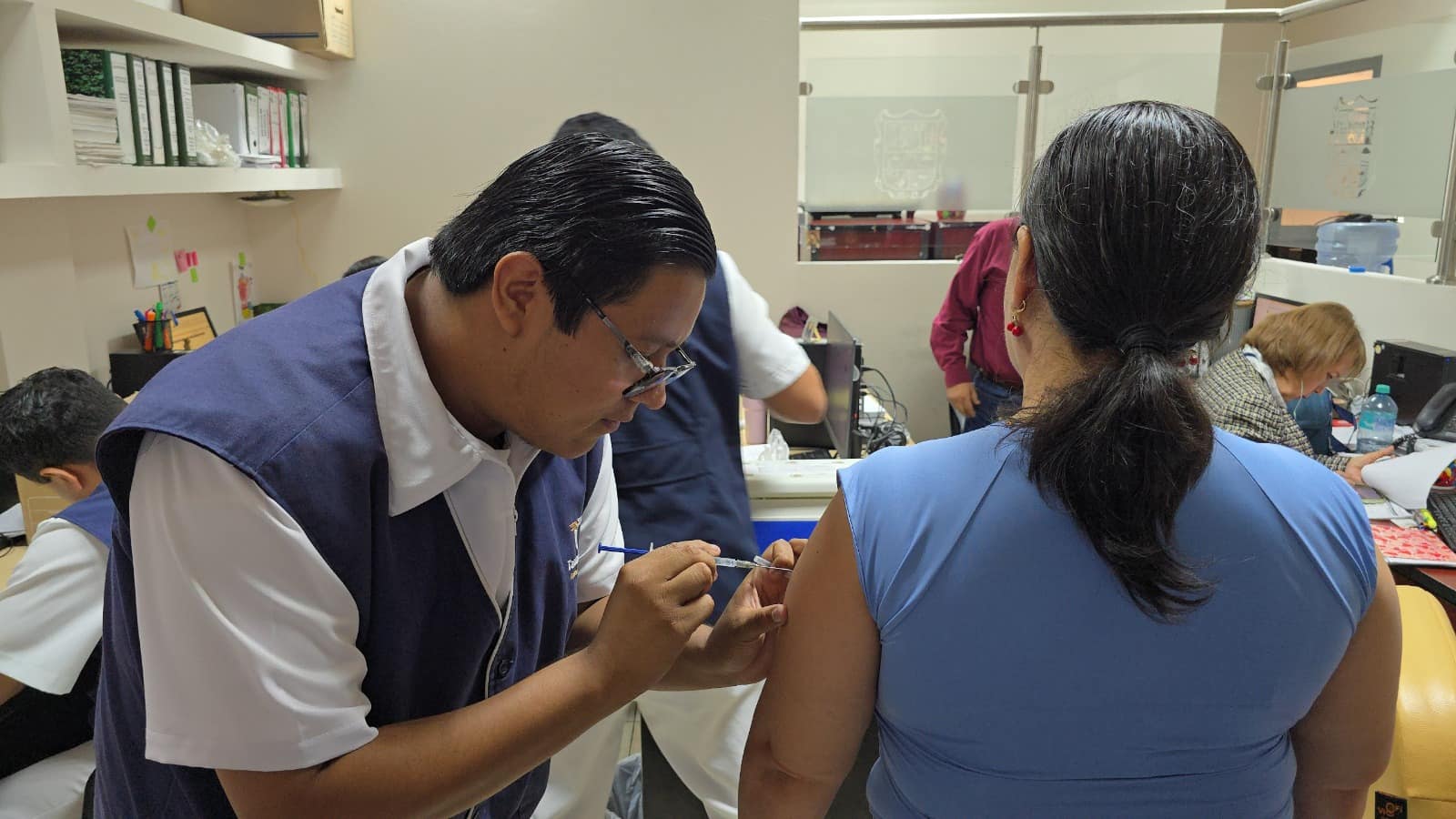 Invita SST a vacunarse contra influenza, COVID-19 y neumococo