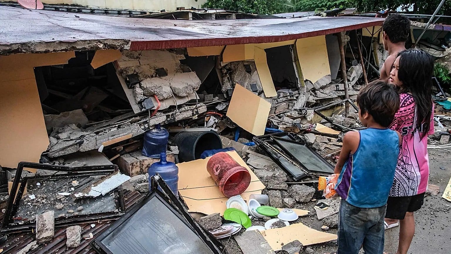 Sismo de 6.9 en Filipinas deja decenas de muertos y bloquea rescates