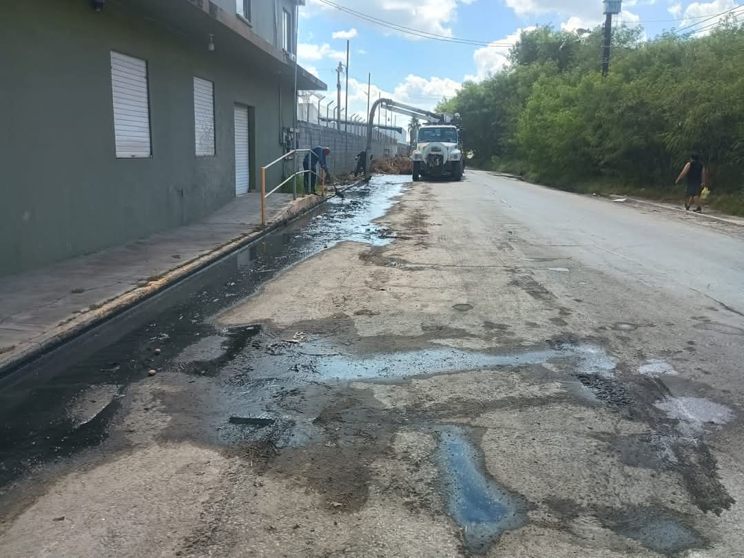 Se realiza limpieza de pozo de visita para mejorar el sistema de drenaje en la Colonia San Rafael