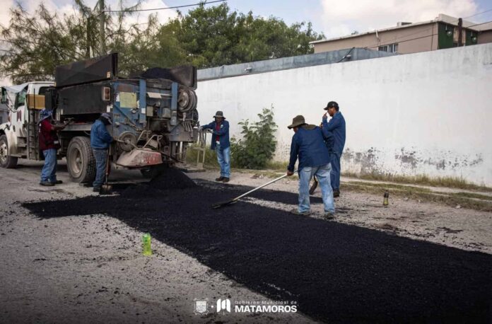 Continúa gobierno municipal con acciones de mejoramiento vial en Matamoros