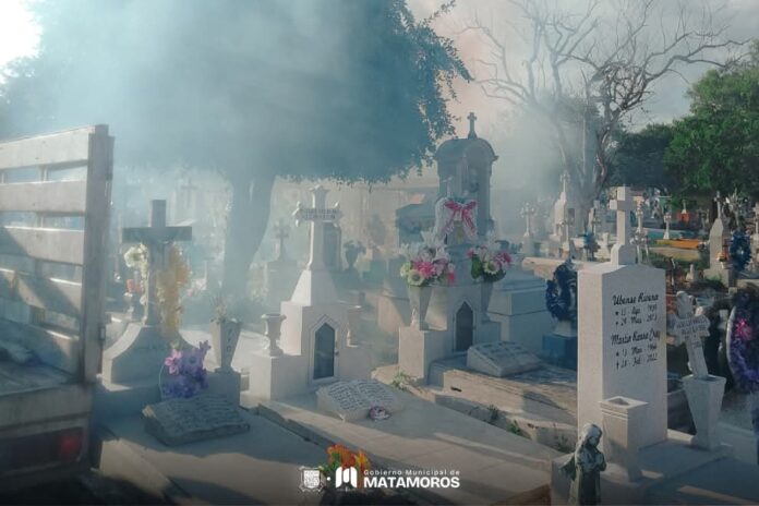 Preparan panteones de Matamoros para recibir a miles de visitantes en Día de Muertos