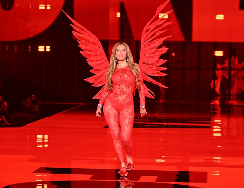 Karol G se Convierte en ángel de Victoria’s Secret.