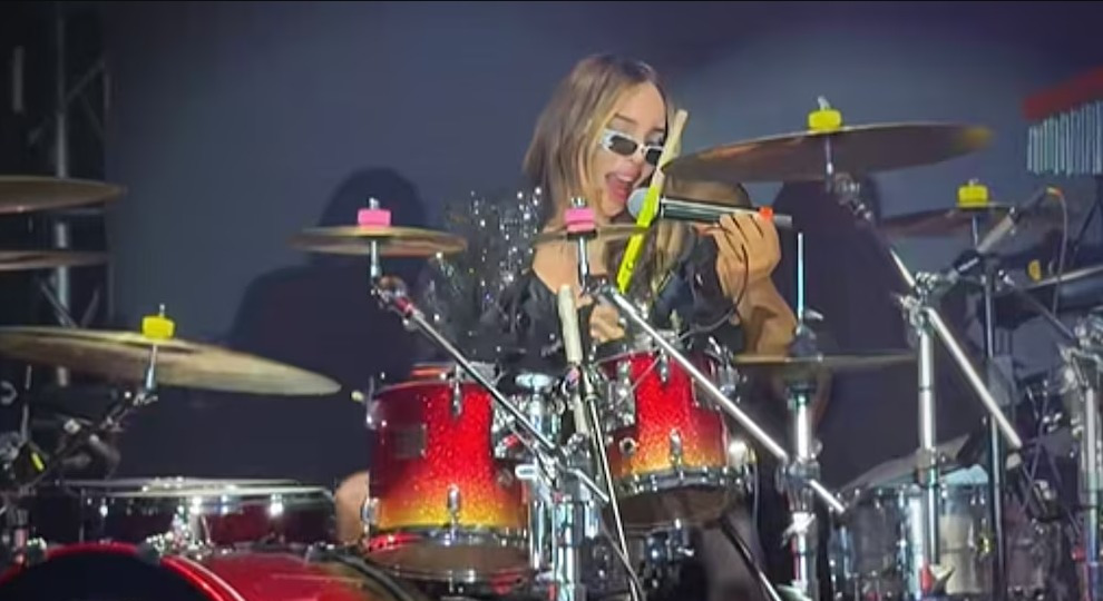 Belinda suma otra lesión: Se lastima un dedo tras tocar la batería en concierto