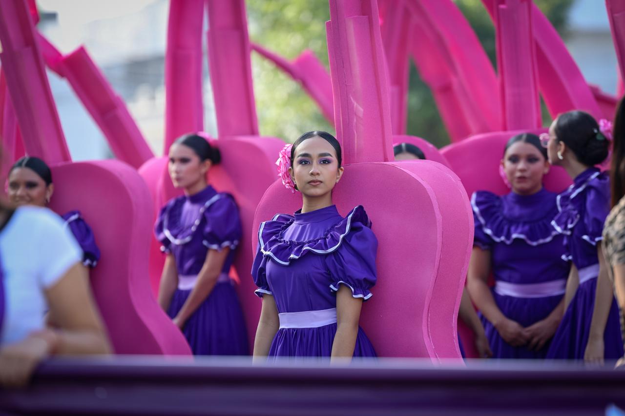 Desfilan miles de jóvenes en el 115 aniversario de la Revolución Mexicana