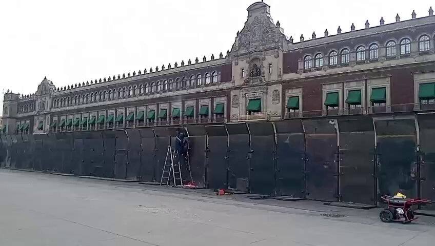 Blindan el Zócalo con Vallas de 3 Metros por la Marcha “Gen Z”