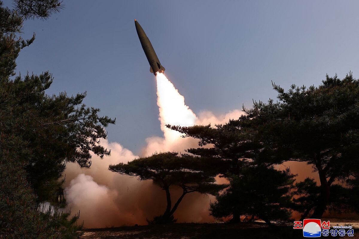 Corea del Norte Lanza Misil Balístico Hacia el Mar de Japón Tras Sanciones de EE. UU.