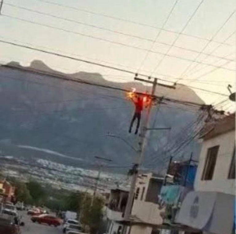 Tragedia en Santa Catarina: Hombre se Electrocuta y Cae de Poste de Luz Ante Gritos de Vecinos