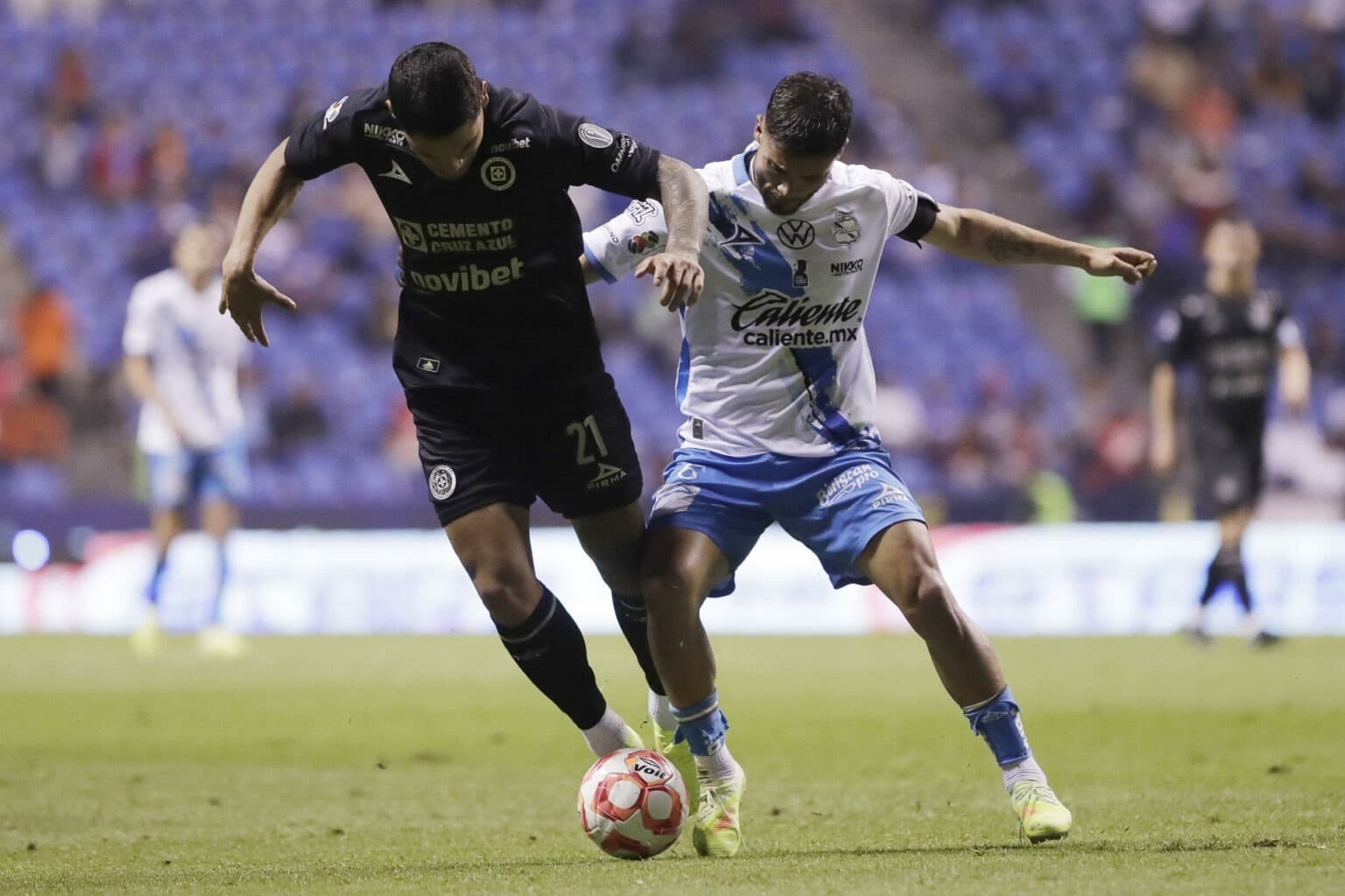Cruz Azul Golea a Puebla y Asume el Liderato de la Liga MX