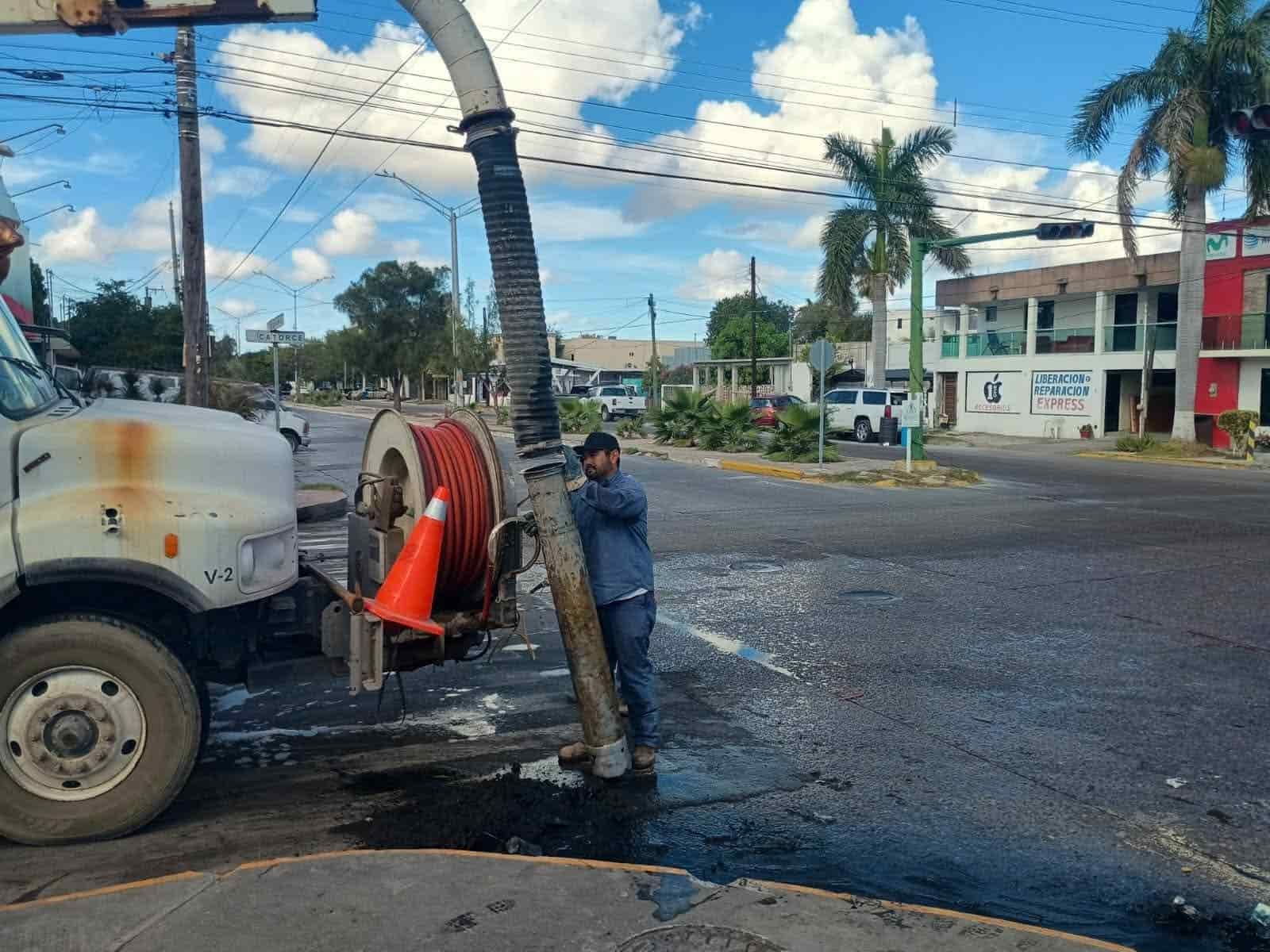 Intensifica Gobierno municipal, limpieza del drenaje en la ciudad; detectan graves obstrucciones
