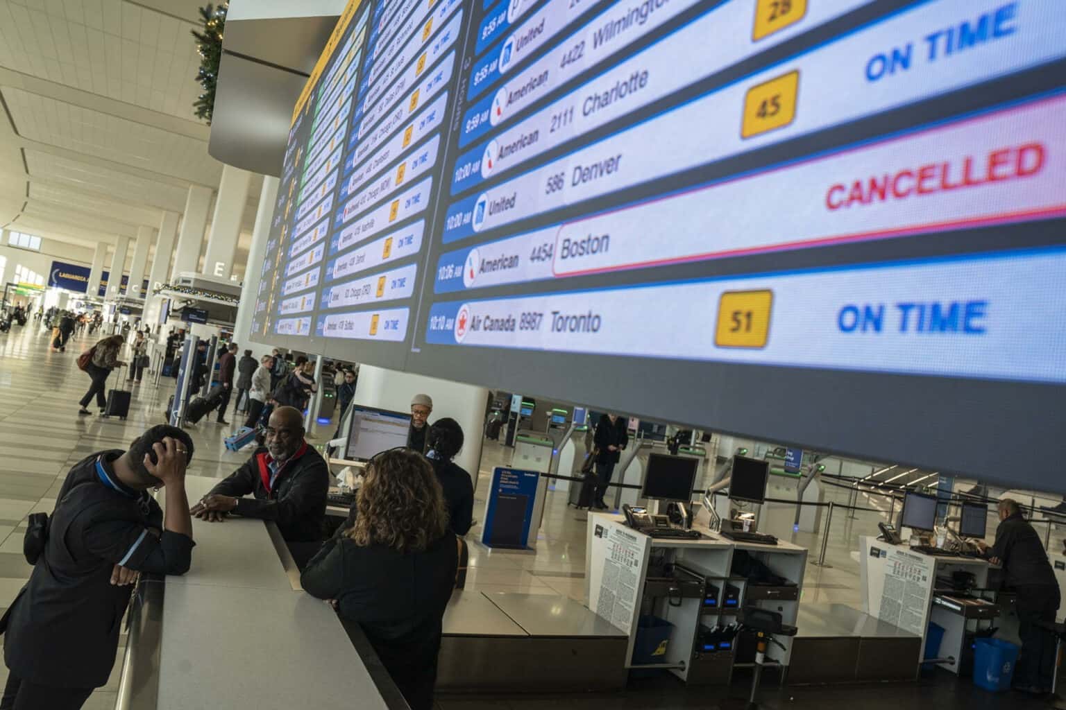 Cierre de Gobierno Provoca “Reducción Inédita” del Tráfico Aéreo en EE. UU.; Más de 800 Vuelos Cancelados