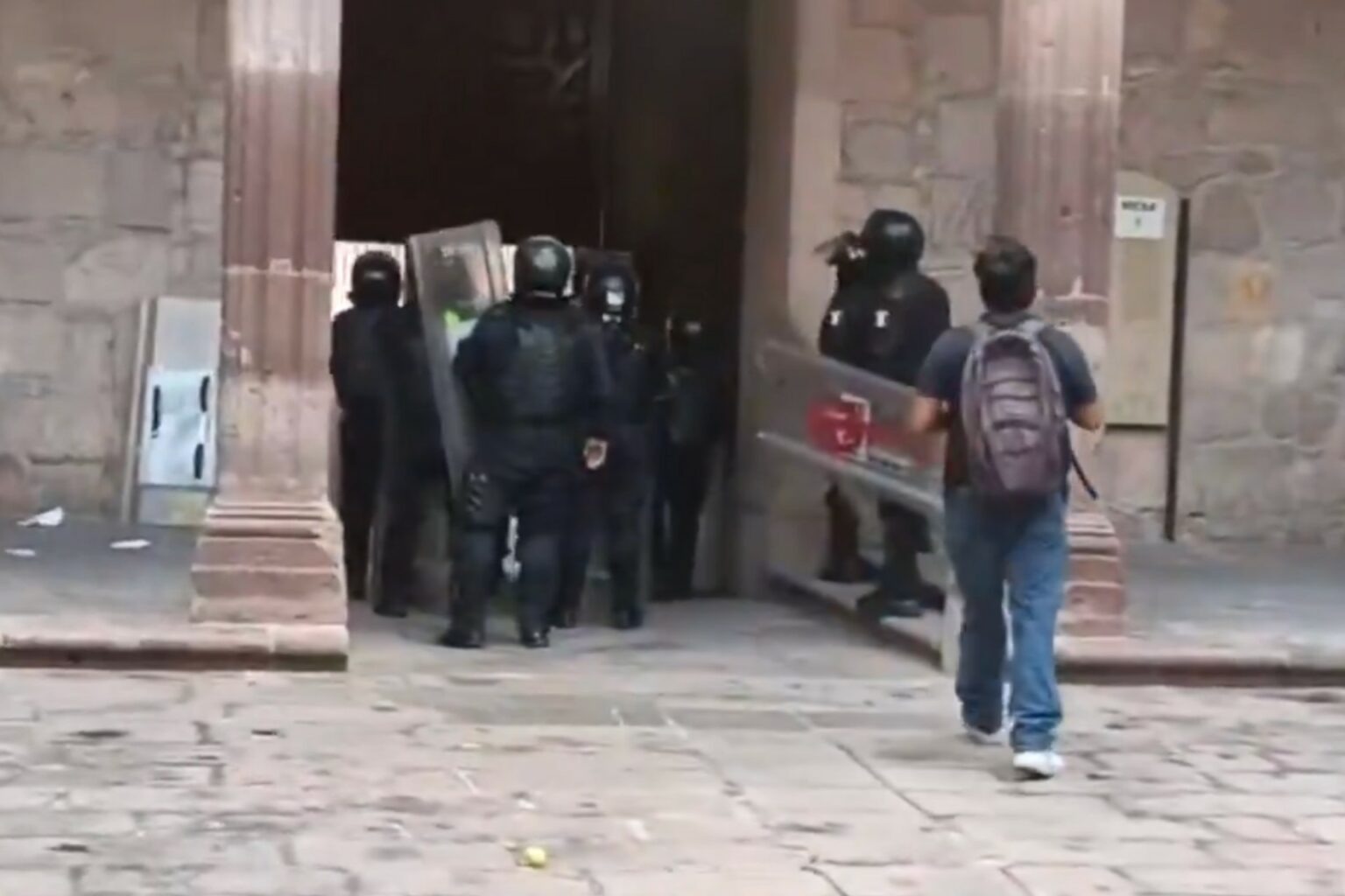 Detienen a Ocho Personas por Destrozos en Palacio de Gobierno de Michoacán Tras Marcha por Alcalde de Uruapan