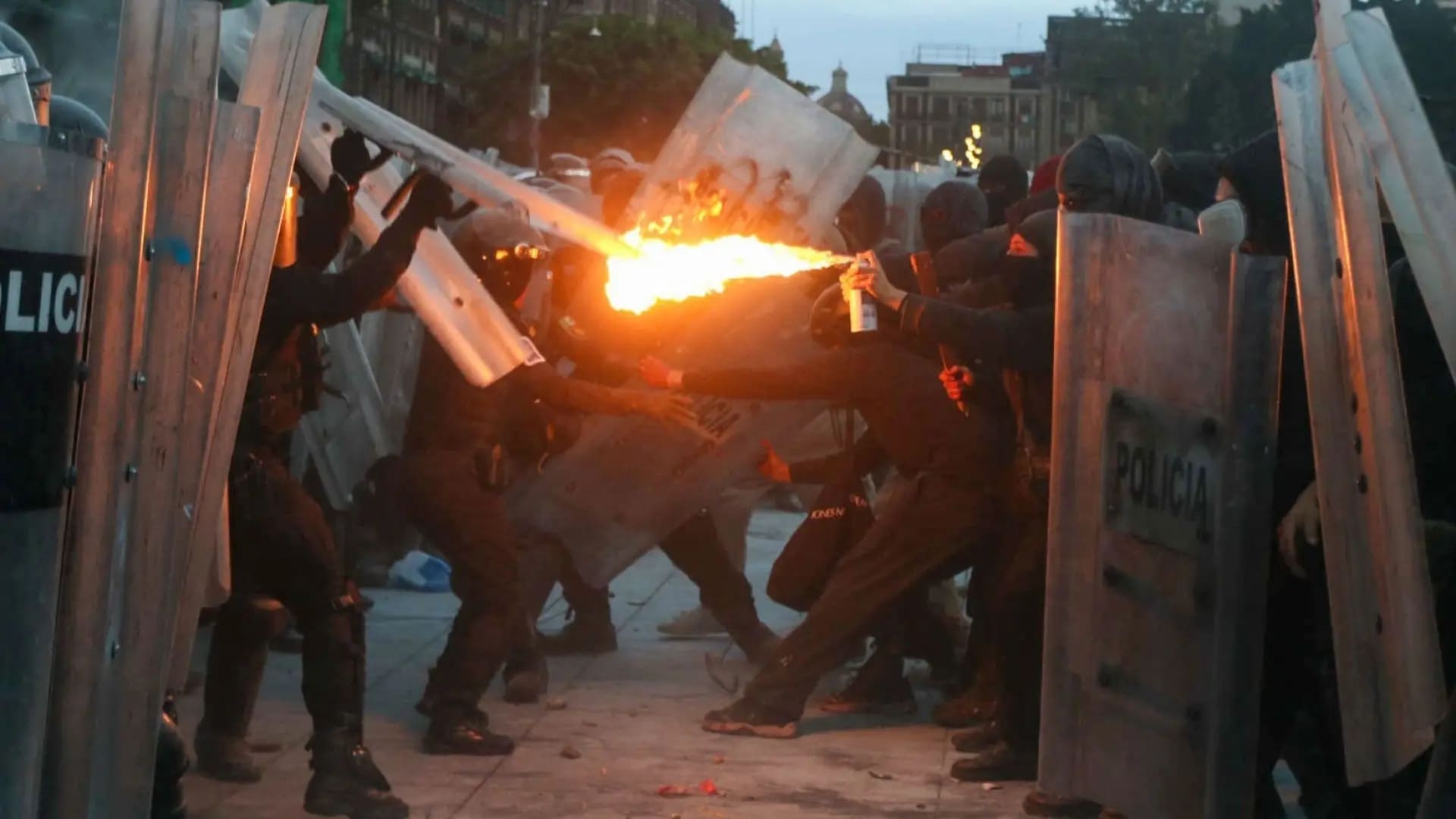El “Bloque Negro”: Un Recorrido por el Grupo Anarquista y Violento que Desata Caos en Marchas