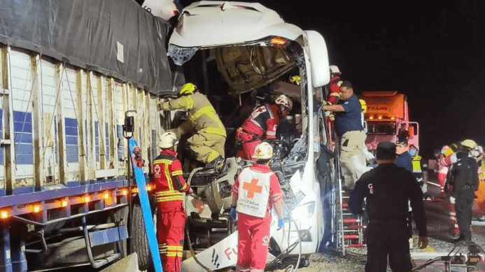 Tragedia en carretera Zaragoza: choque deja dos muertos y 35 heridos