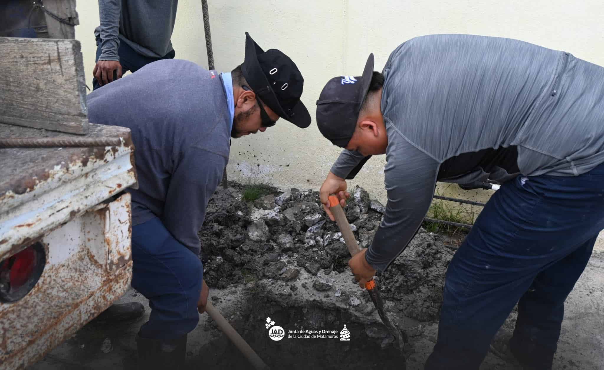 Atiende Gobierno Municipal fuga de agua en la colonia Las Norias