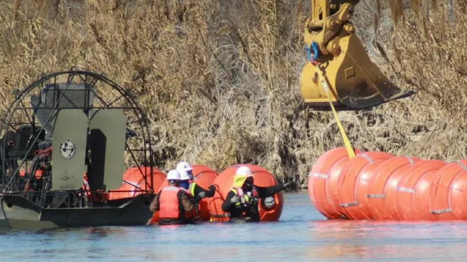 Muro flotante regresa al Río Bravo en el tramo que colinda entre Brownsville y Matamoros