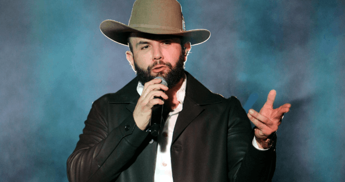 Carín León es diagnosticado con dengue y pospone conciertos en León