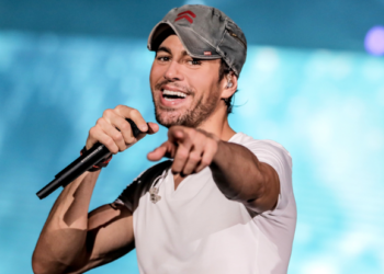 Enrique Iglesias evita apoyar públicamente a su padre Julio Iglesias tras escándalo